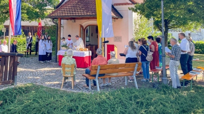 Pfarrer Heribert Stretz zelebrierte vor der Kapelle bei hochsommerlichen Temperaturen den Gottesdienst.  (Bild: Hans Walter)