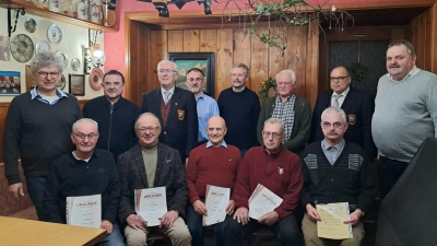 Personen auf dem Bild, hinten von links: K. Weiß (Dirigent), Pfarrer K. Amschl, H. Ulrich (1. Vorstand), St. Werner (Vorsitzender Sängergruppe Wiesau), S. Schütz (Schriftführer), N. Gleißner (10 Jahre), St. Braunert (2. Vorstand), M. Schedl (2. Bürgermeister). Vorne von links: O. Hültner (40 Jahre), M. Gmeiner (40 Jahre), S. Dill (40 Jahre), W. Schwägerl (40 Jahre), E. Eckert (25 Jahre Fahnenträger). (Bild: Helmut Weiß)