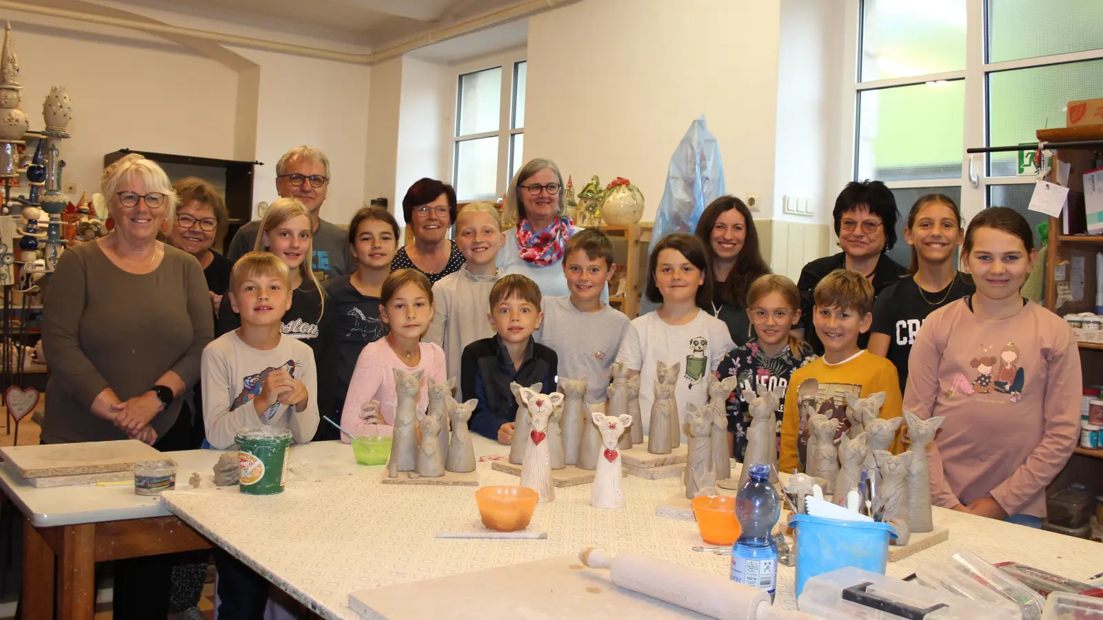 Unter der fachkundigen Anleitung des KAB-Töpferteams schafften es die Kinder an einem Samstagnachmittag wunderschöne Zaunhocker-Katzen herzustellen. Bei jeder Mieze ist der Arbeitsablauf gleich und doch sieht jede anders aus. Die teilnehmenden Kinder dürfen stolz auf ihre selbst produzierten Werke sein. (Bild: Beate Heinrich)