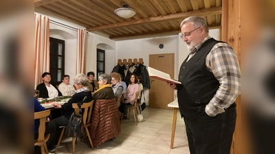 Diakon Ulrich Wabra war zum ersten Mal bei der Jahresabschlussfeier der Frauengruppe Döllnitz im Schützenhaus. (Bild: Sieglinde Schärtl)