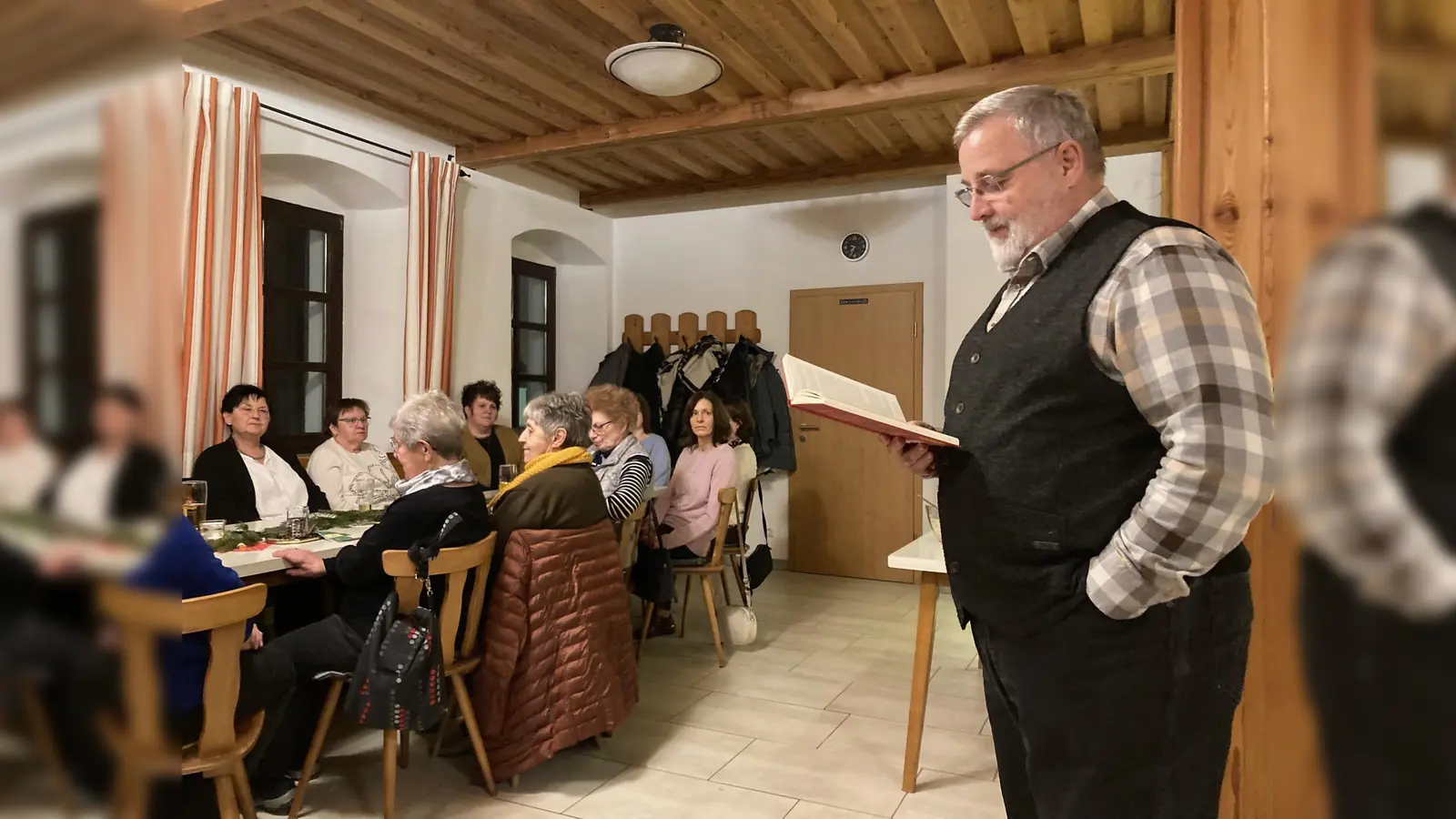 Diakon Ulrich Wabra war zum ersten Mal bei der Jahresabschlussfeier der Frauengruppe Döllnitz im Schützenhaus. (Bild: Sieglinde Schärtl)