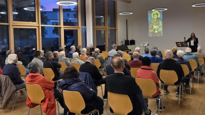 Die Zuhörer verfolgten aufmerksam den Vortrag von Frau Prof. Dr. Andrea Riedl im Pfarrheim Herz Jesu.  (Bild: Manuel Häffner)