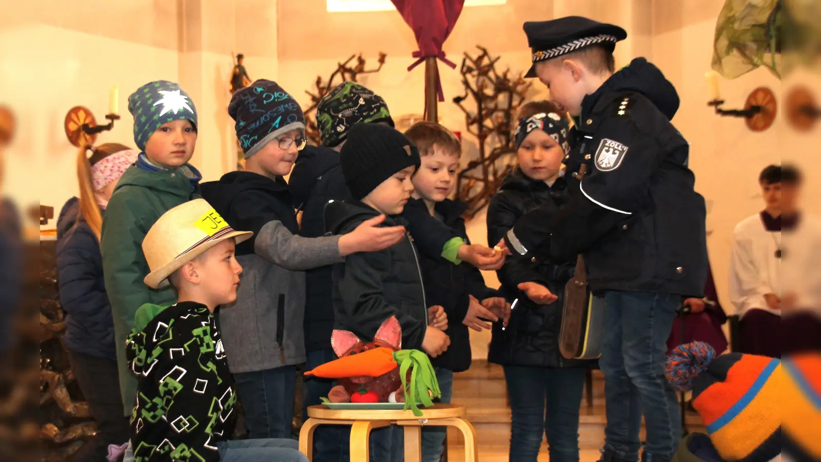 Als ihn Jesus (li., Christian Hafner) besuchte, teilt Zachäus ( re., Anton Forster) das Geld wieder an die Menschen aus.  (Bild: Ursula Zimmermann)