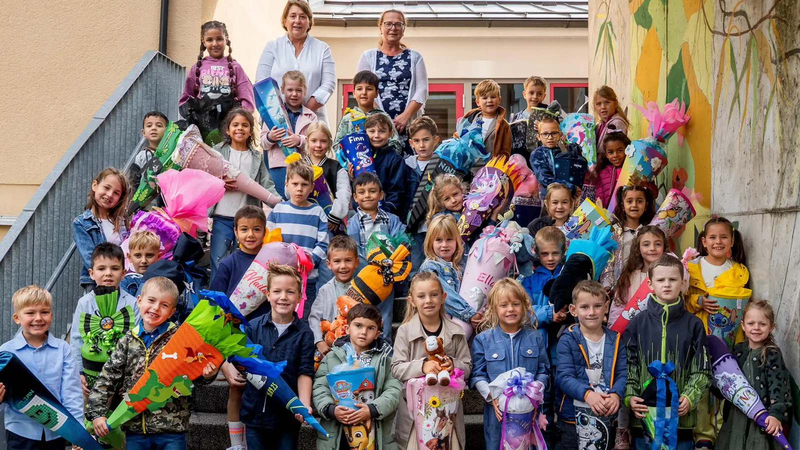 Für 38 Abc-Schützen begann an der MGS ein neuer Lebensabschnitt. Unterrichtet werden sie von (von links) von Johanna Jung und Christine Schreml . (Bild: Foto-Ott)