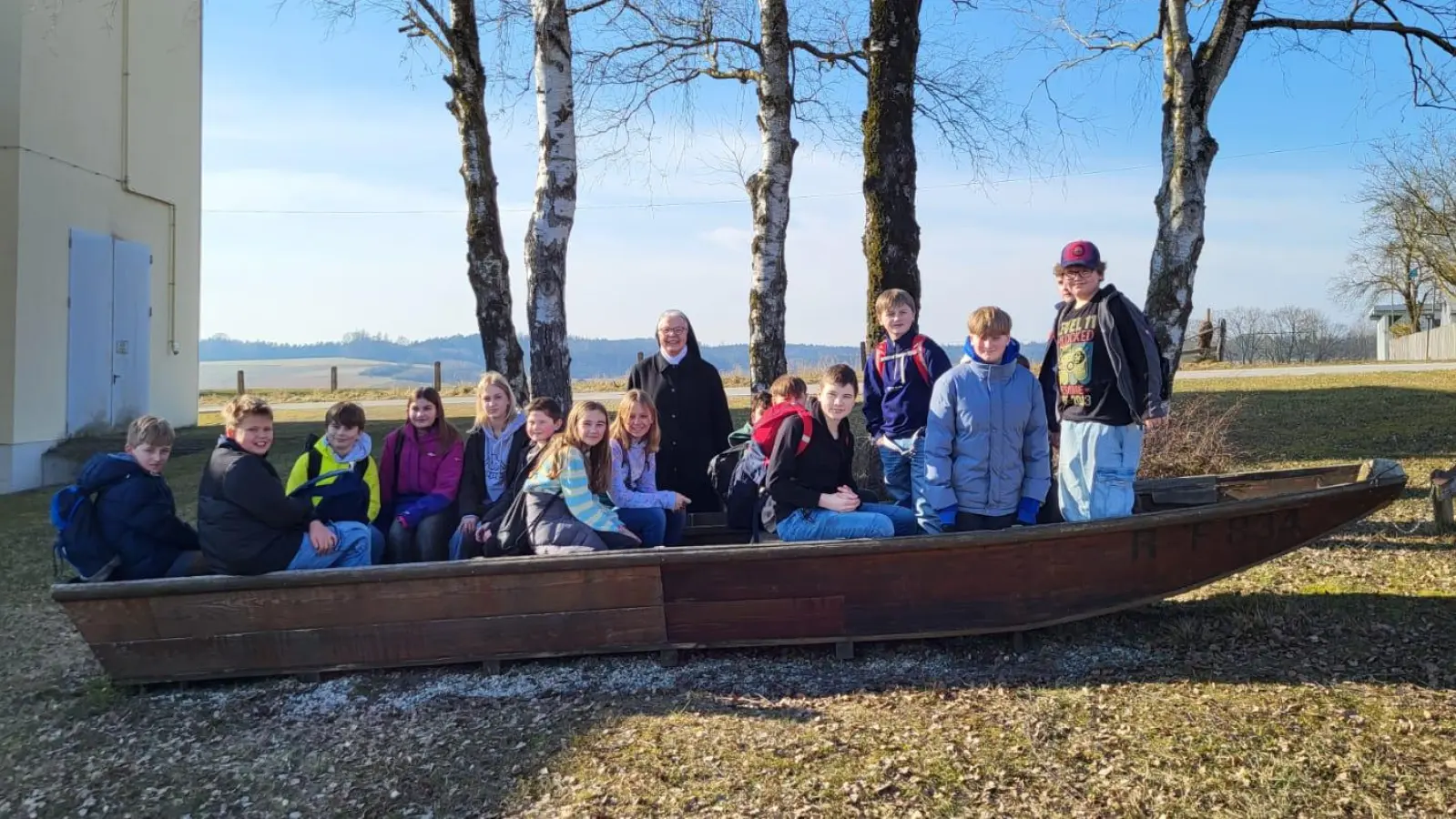 Die Firmlinge der Pfarreiengemeinschaft gemeinsam mit Sr. Manuela im Kloster Mallersdorf<br> (Bild: Kathrin Blödt)