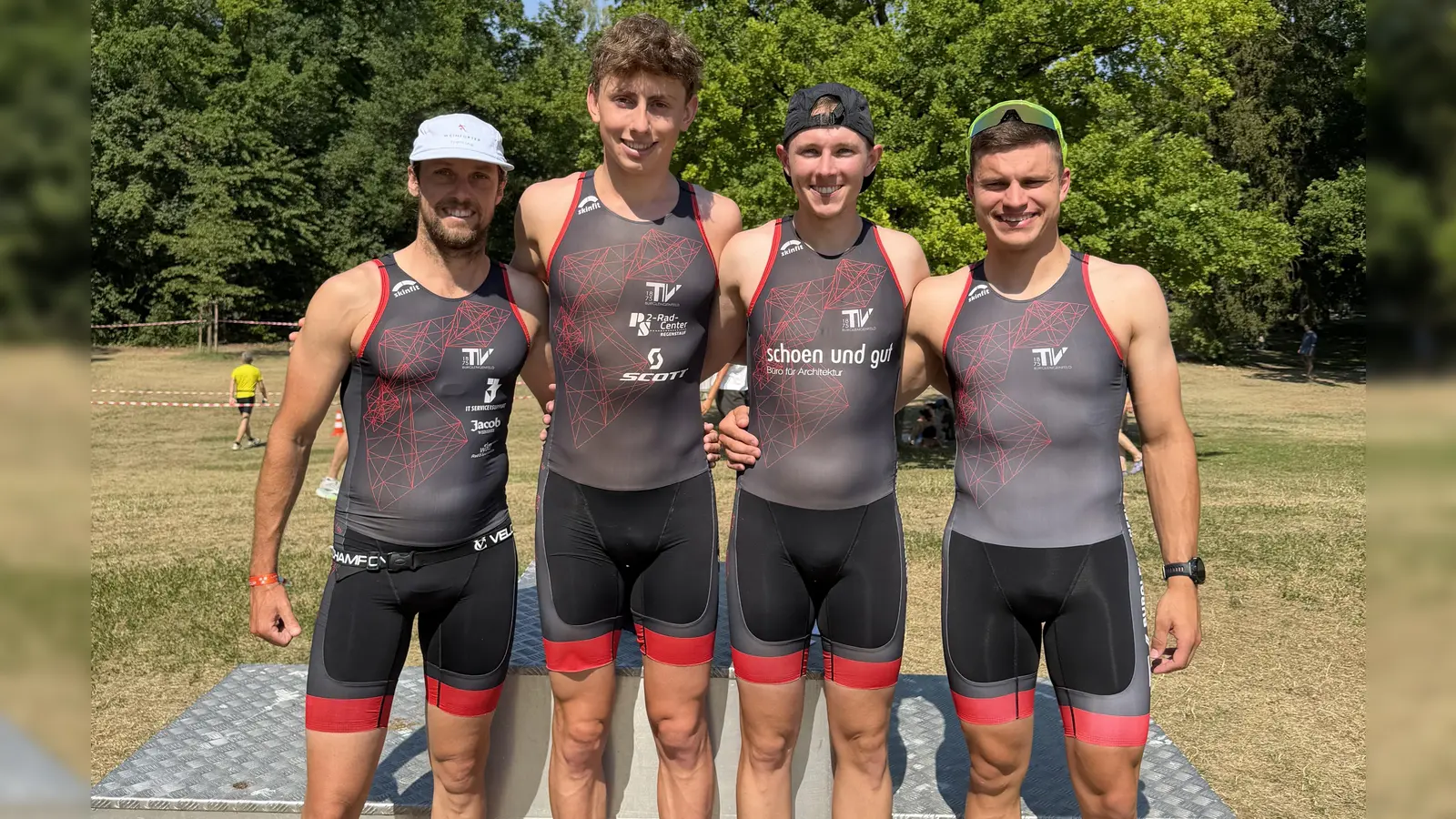 TV-Triathleten stürmen beim Bayernligastart auf Rang zwei v.l. Martin Stegerer, Michi Fuchs, Tobi Zeller und Felix Wagner (Bild: Franz Pretzl)
