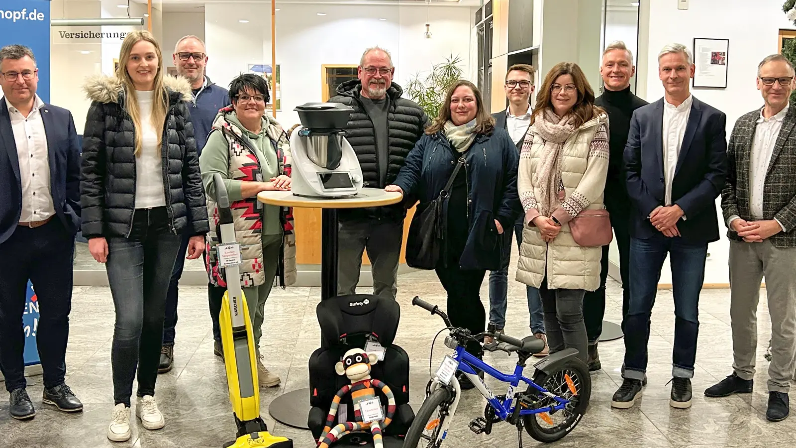 In der örtlichen Filiale der Volksbank Raiffeisenbank Nordoberpfalz übergab die Aktionsgemeinschaft Waldsassen und <br>Umgebung (AGW) die Preise der Glückssterne-Aktion 2023. Im Bild die Gewinner der Hauptpreise mit Gastgeber Thorsten Meier (VR-Bank Nordoberpfalz), Vorsitzendem Nils Wittmann (Zweiter von rechts) und weiteren AGW-Vertretern sowie Bürgermeister Bernd Sommer.  (Bild: Aktionsgemeinschaft Waldsassen/exb)