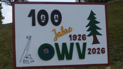 Die Hinweistafeln am Rathausplatz und am Kreisverkehrs in der Neustädter Straße machen auf das 100-jährige Bestehen des OWV-Zweigvereins Floß und Umgebung aufmerksam. (Bild: Fred Lehner)