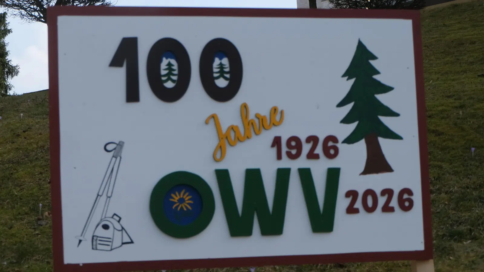 Die Hinweistafeln am Rathausplatz und am Kreisverkehrs in der Neustädter Straße machen auf das 100-jährige Bestehen des OWV-Zweigvereins Floß und Umgebung aufmerksam. (Bild: Fred Lehner)