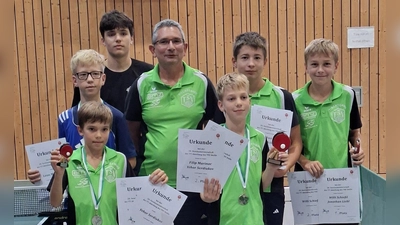 die Jugendspieler vo. li. Yehor Serdiukov, Leon Marinac, Kirill Serdiukov Erich Kneißl (Trainer), Filip Marinac, Jonathan Liebl, Willi Schießl (Bild: Erich Kneißl)