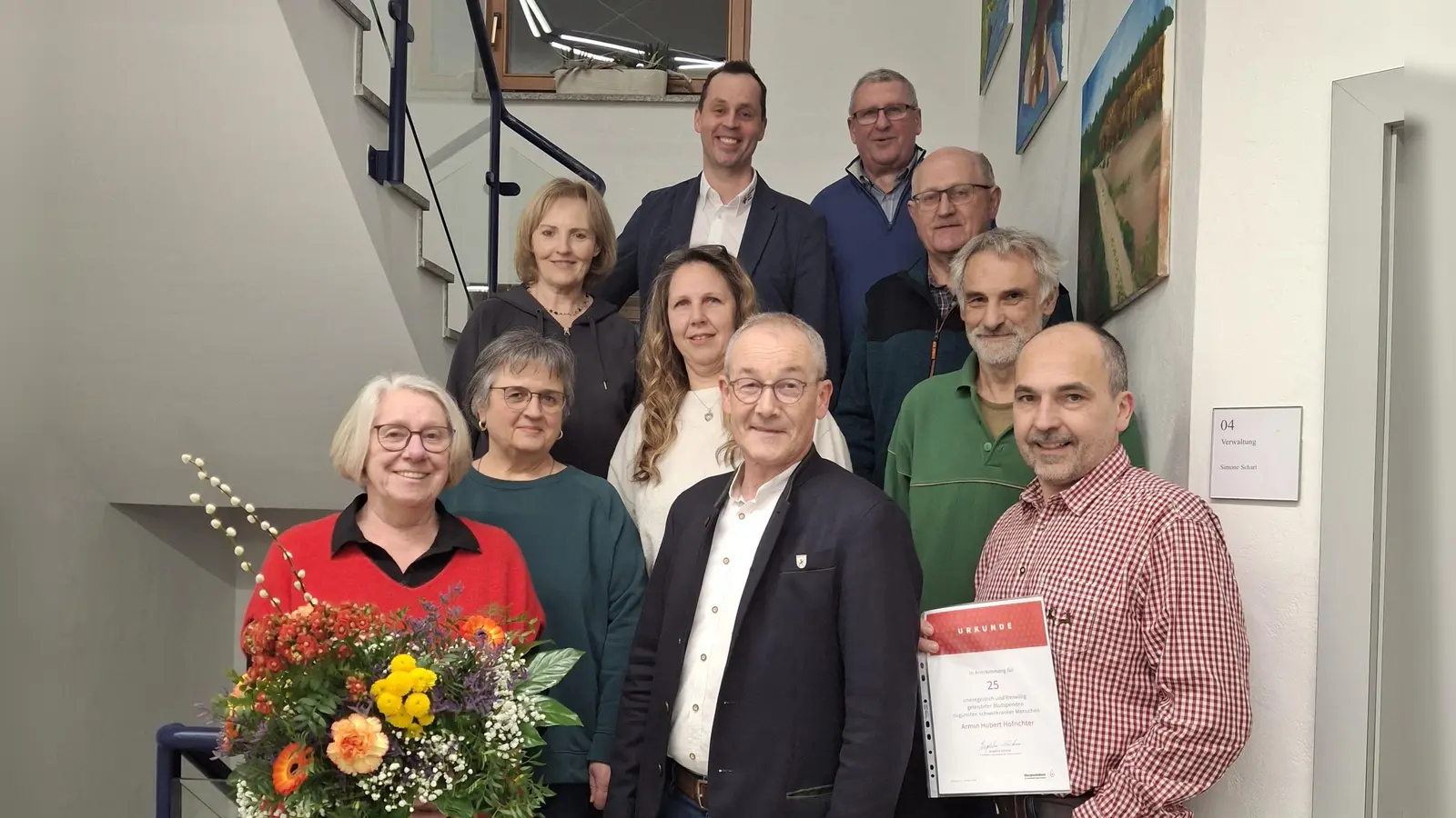 BRK-Kreisgeschäftsführer Sebastian Schaller (hinten, l.), Franziska Körmer (vorne, v.l.), Riedens Bürgermeister Erwin Geitner und die anwesenden geehrten Blutspender der Gemeinden Ensdorf und Rieden. (Bild: Brigitte Huber)