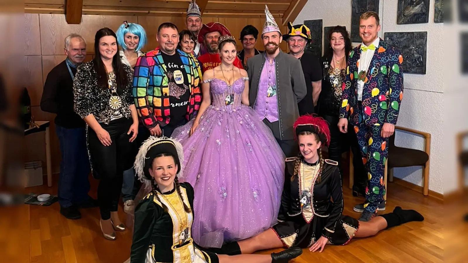 Der Faschingsverein Stammtisch Botzersreuth zu Besuch im Rathaus der Gemeinde Störnstein. (Bild: Robert Reil)