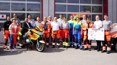 Vertretende des Johanniter-Regionalverbandes Ostbayern und des Ortsverbandes Regensburg feierten das Jubiläum zusammen mit Johanniter-Motorradstaffeln aus München, Augsburg, Allershausen sowie der Polizei.  (Bild: Katrin Pollinger)