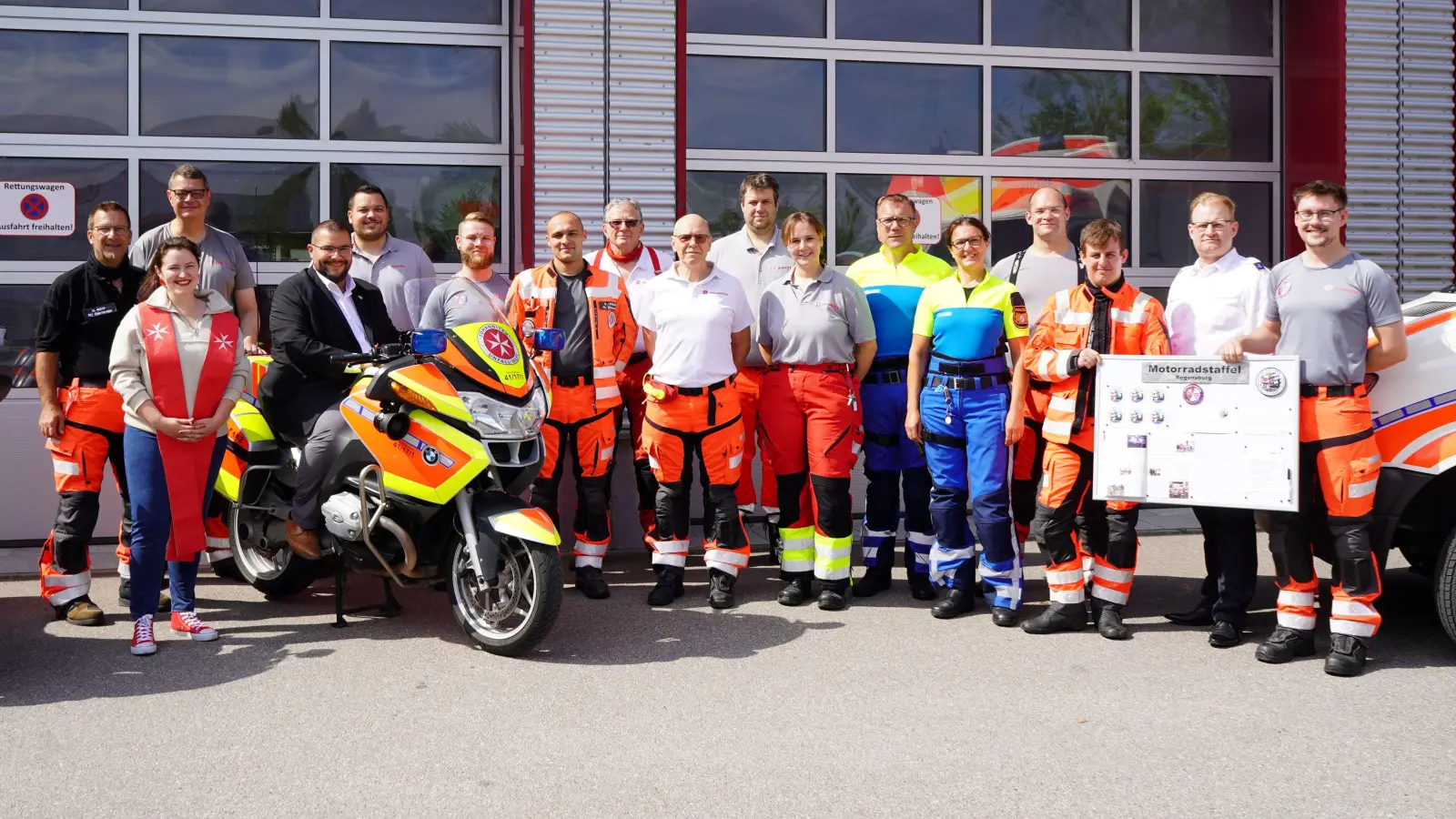 Vertretende des Johanniter-Regionalverbandes Ostbayern und des Ortsverbandes Regensburg feierten das Jubiläum zusammen mit Johanniter-Motorradstaffeln aus München, Augsburg, Allershausen sowie der Polizei.  (Bild: Katrin Pollinger)