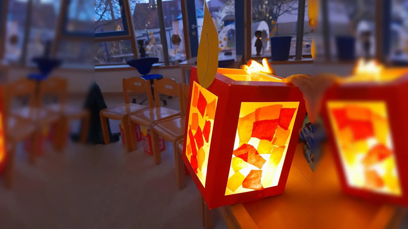 Hell leuchteten die Laternen der Kindergartenkinder (Bild: Stefanie Unterburger)