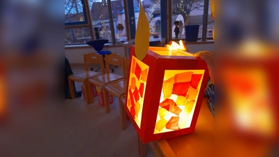 Hell leuchteten die Laternen der Kindergartenkinder (Bild: Stefanie Unterburger)