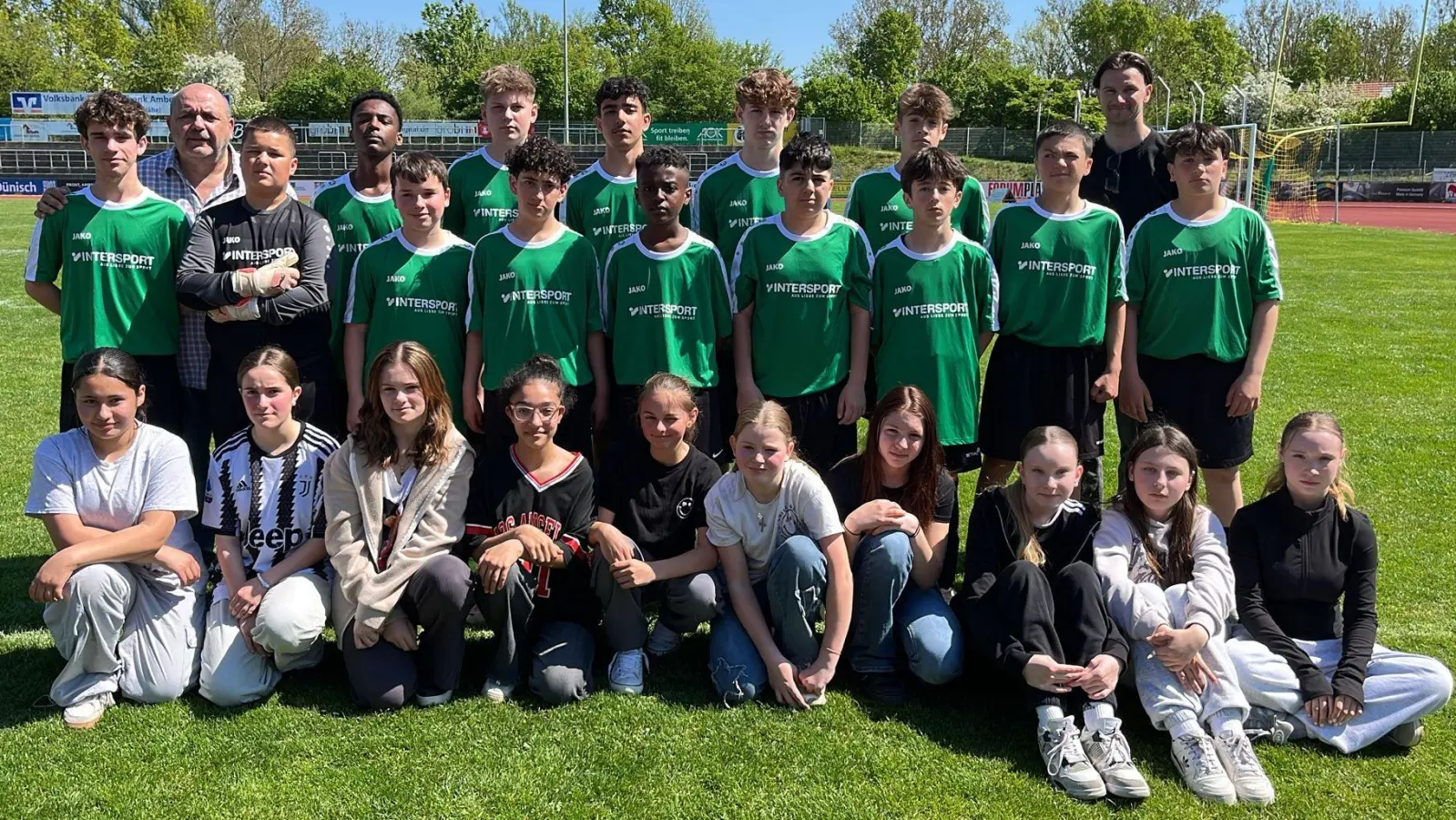Die Dreifaltigkeits-Mittelschule vertrat die Stadt Amberg gut in Runde zwei beim Regionalentscheid: die Mädchen belegten Platz zwei und die Jungs gewannen unerwartet das Turnier und müssen sich im Oberpfalzfinale nun bewähren.  (Bild: Thomas Gebele )