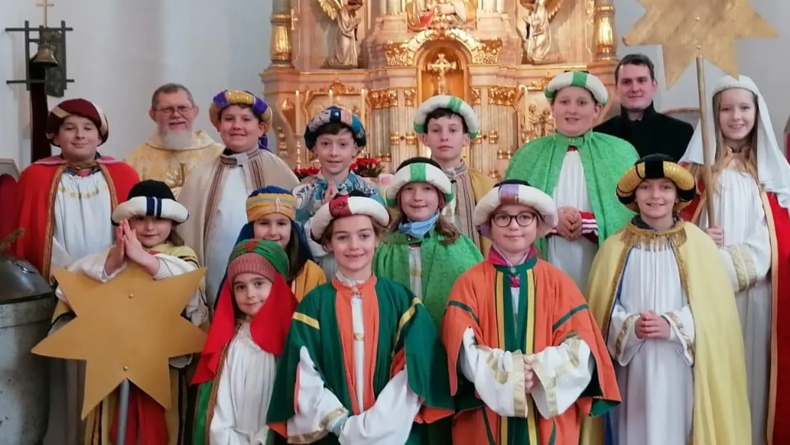 Die Sternsinger Pechbrunn mit Pfarrer Robert Ploß hinten, 2. v. l. und Organisator Maximilian Renner, hinten, 2. v. r.  (Bild: Silvia Sußmann)