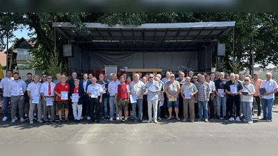 Die Geehrten beim 100jährigen Jubiläum der Spvgg Wiesau am Sportzentrum zusammen mit den Ehrengästen 2.Bgm. Michael Dutz, BLSV Kreisvors. Andreas Malzer und 1. Vorstand Martin Höfer (Bild: Anton Dutz)