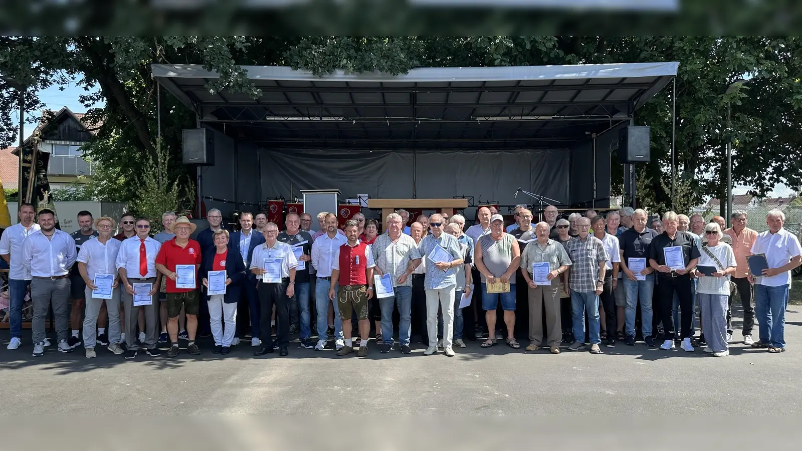 Die Geehrten beim 100jährigen Jubiläum der Spvgg Wiesau am Sportzentrum zusammen mit den Ehrengästen 2.Bgm. Michael Dutz, BLSV Kreisvors. Andreas Malzer und 1. Vorstand Martin Höfer (Bild: Anton Dutz)