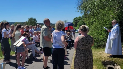 Die zahlreichen Besucher während der Maiandacht am Wegkreuz der Familie Hofmann (Bild: Melanie Wenisch)
