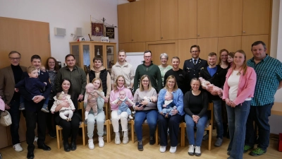 Die Neugeborenen mit ihren Eltern beim Empfang im Feuerwehrgerätehaus Waldsassen gemeinsam mit 1. Bürgermeister Bernd Sommer (links) und den Vertretern der verschiedenen Organisationen. (Bild: Florian Müller)