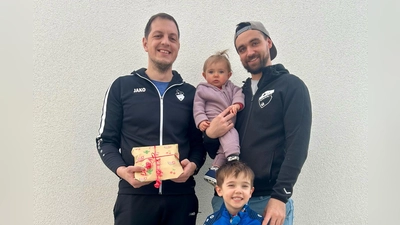 Die Vorstandschaft um Manuel Enders überreicht der kleinen Leni, dem 800. Vereinsmitglied der Sportfreunde Kondrau, ein kleines Geschenk.<br>(von links: Manuel Enders, Leni Schiml, Henri Schiml, Yannick&nbsp;Schiml) (Bild: Mona Schiml )