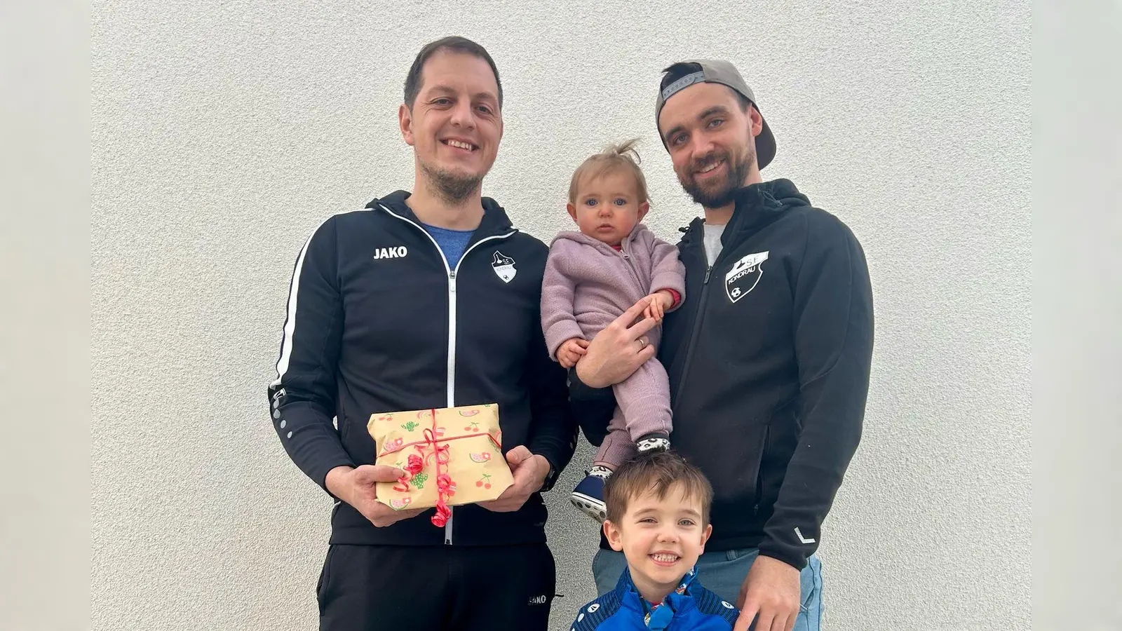 Die Vorstandschaft um Manuel Enders überreicht der kleinen Leni, dem 800. Vereinsmitglied der Sportfreunde Kondrau, ein kleines Geschenk.<br>(von links: Manuel Enders, Leni Schiml, Henri Schiml, Yannick&nbsp;Schiml) (Bild: Mona Schiml )
