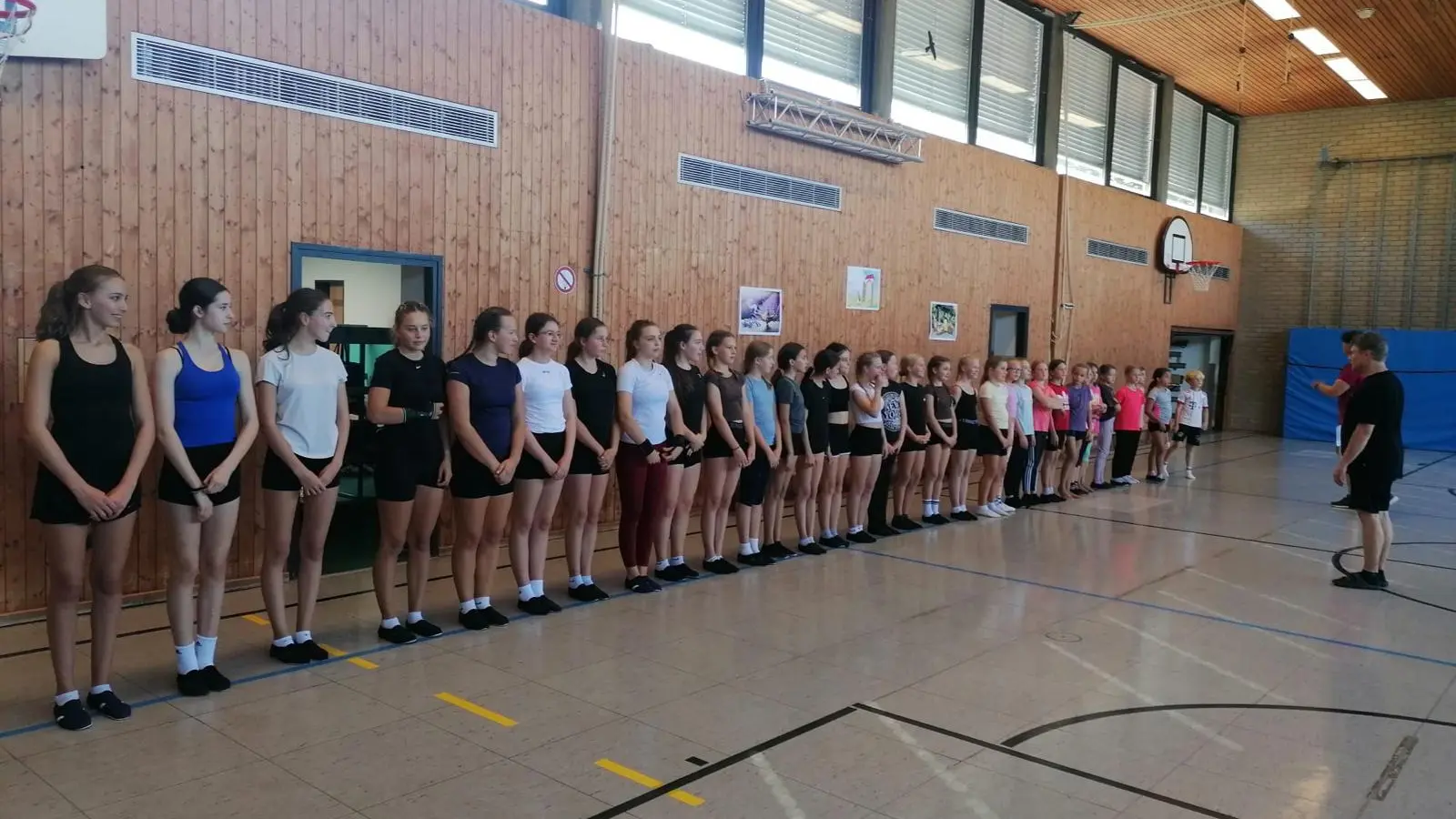 Alle Teilnehmerinnen des Trainingslagers aufgereiht (Bild: Doris Rauch)