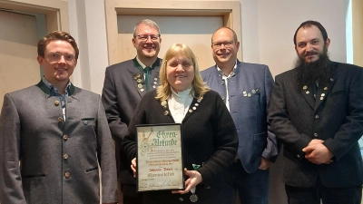 Johanna Bauer wurde mit tosendem Applaus zum Ehrenmitglied ernannt. Es gratulierten die Vorstände (von links) Dr. Sebastian Grabowski, Michael Schübel, Tobias Heidl und Johannes Bauer.  (Bild: Renate Daller)