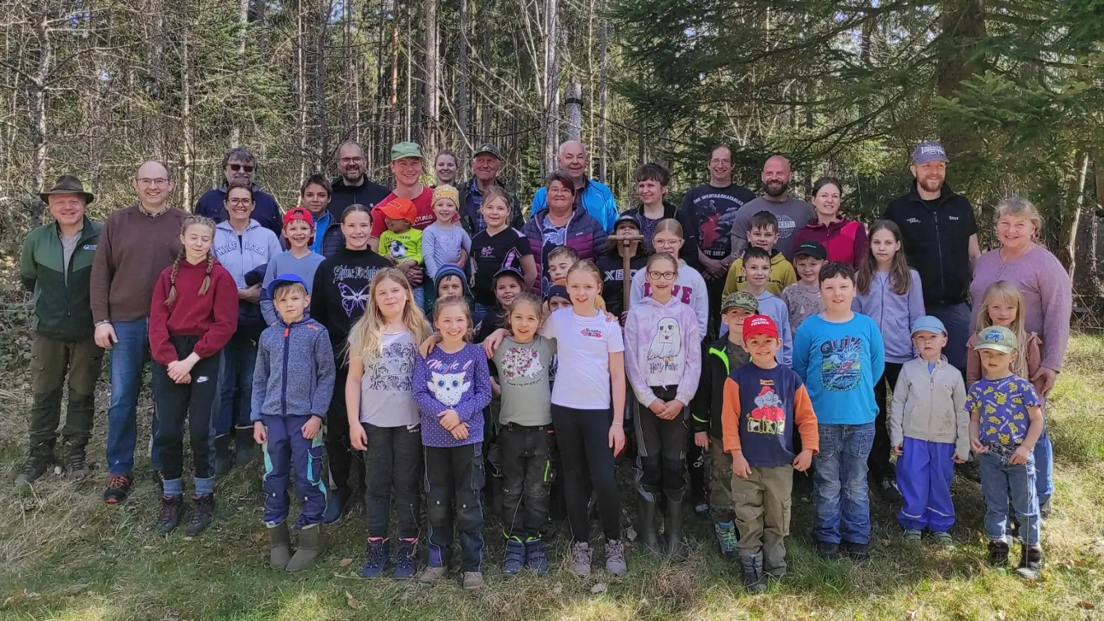 Förster Hans Frisch (links) und Organisatorin Monika Schultes (rechts) vom Kolpingleitungsteam <br>mit den Teilnehmern der Bäumchen-Pflanzaktion sowie weiteren Kolpingteammitgliedern.<br> (Bild: Norbert Herrmann)