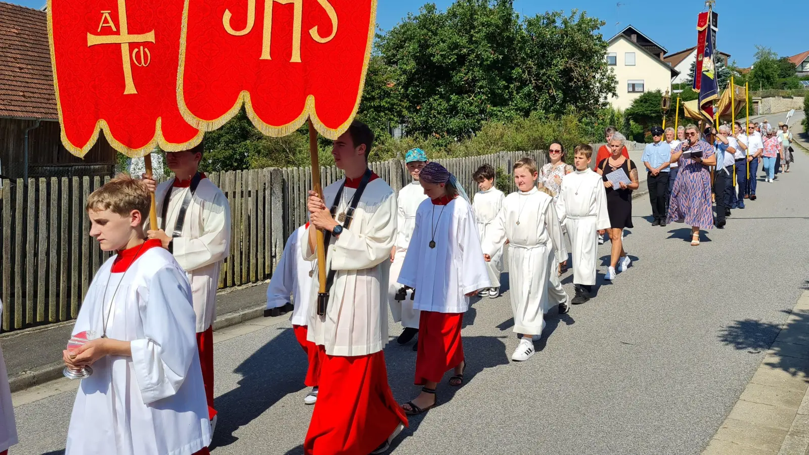 Fronleichnamsprozession zu einem der vier Altäre (Bild: Christine Wendl)
