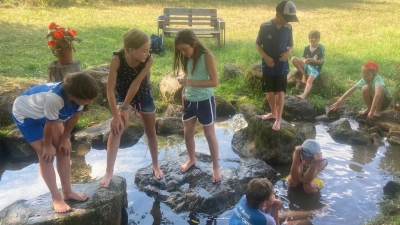 Was gibt es Schöneres, als nach einer gelungenen Wanderung an einem heißen Sommertag ins kühle Natur-Kneipp-Becken zu steigen? Die Kinder genossen die erfrischende Abkühlung in Vögelas in vollen Zügen. (Bild: Heidi Hiltel)