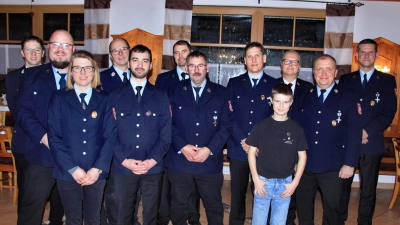 Führungskräfte, Vorstandschaft und Geehrte bei der Jahreshauptversammlung der Freiwilligen Feuerwehr Schmidtstadt von links: KBM Norbert Sperber, Schriftführer Hans Zäch, 2. Vorsitzende Melanie Herrmann, 1.Kommandant Peter Appel, Gruppenführer Alexander Roth, 2. Kommandant Günter Heinl, Andreas Pürner, 1. Vorsitzender Harald Heinl, Philipp Heinl, KBR Christof Strobl, Kassier Thomas Dürrschmidt und Bürgermeister Roman Berr.  (Bild: Leonhard Ehras)