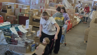 Über 300 Hilfspakete packten Mitglieder der Kolpingsfamilie, des Katholischen Frauenbunds und der Jugendgarde des Neustädter Faschingsvereins in den Räumen der Firma F.X. Nachtmann. Sie werden am 25.12.2025 mit den Johanniter-Weihnachtstruckern nach Rumänien und in die Ukraine transportiert. (Bild: Martin Steger)