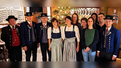 2. Gauvorsitzender Tobias Lehner, 2. Vorsitzender Werner Pürner, Jubilar Norbert Rubenbauer, Jubilarin Karin Bleisteiner und ganz rechts 1. Vorsitzender Wilhelm Ertel (Bild: Wilhelm Ertel)