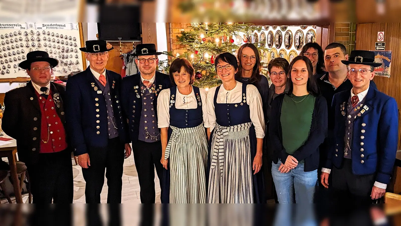 2. Gauvorsitzender Tobias Lehner, 2. Vorsitzender Werner Pürner, Jubilar Norbert Rubenbauer, Jubilarin Karin Bleisteiner und ganz rechts 1. Vorsitzender Wilhelm Ertel (Bild: Wilhelm Ertel)