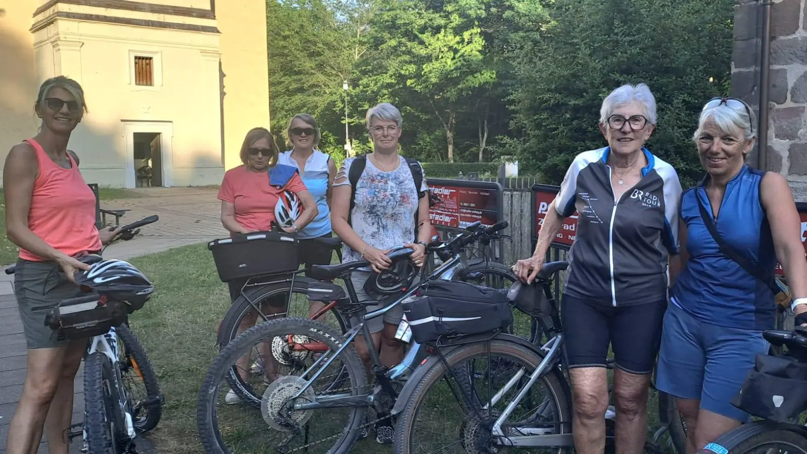 Die sechs tapferen Radlerinnen vor der Frohnbergkirche in Hahnbach. (Bild: Birgit Schießlbauer)