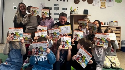 Stolz zeigen die Kinder die erhaltenen Vorlesebücher (Bild: Samire Berhe)