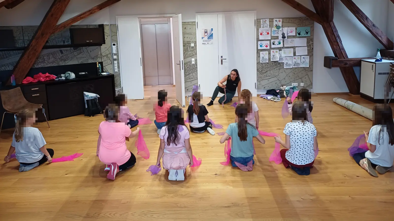 Die Mädels mit Tanzlehrerin Dani. (Bild: Sonja Schecklmann )