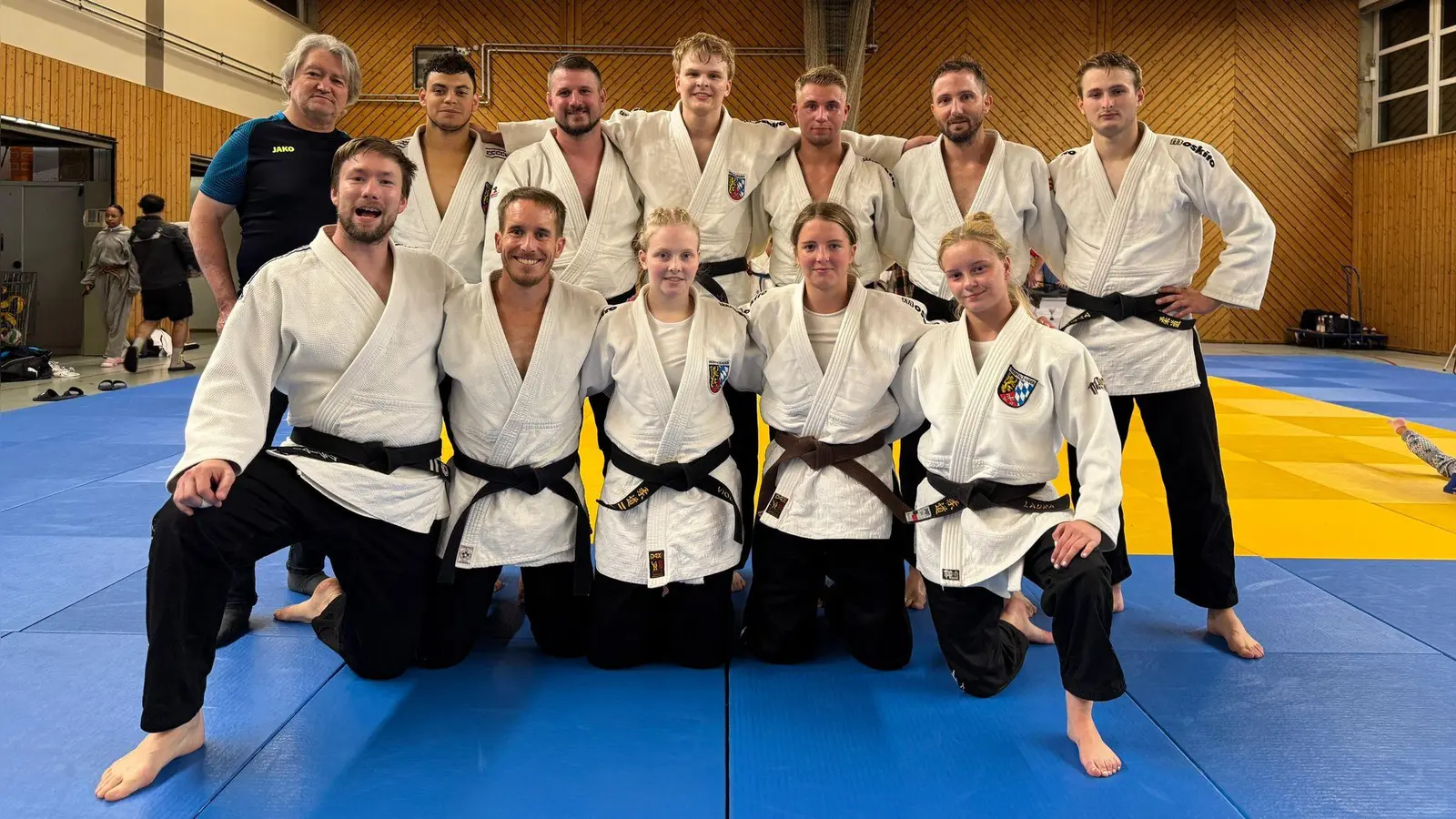 Bezirksligamannschaft DJK Ensdorf in Altenfurt mit Trainer Manfred Schmid. (Bild: Stefan Lösch)