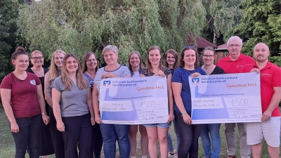 Der Ring junger Landfrauen übergab jeweils 1.500€ an die Kinderkrebshilfe Oberpfalz-Nord und an die BBV Stiftung „Land &amp; Leben”. Irmgard Zintl (BBV), Berthold Walbrunn und Herbert Putzer (KKH) nahmen die Spenden von Eva Gleißner, Julia Fischer und der restlichen Vorstandschaft (RjL) entgegen. (Bild: Eva Gleißner )