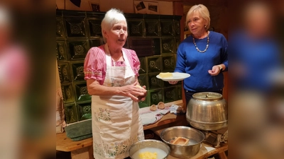 Emmi Helm und Marianne Gmeiner (von links) beim Ausbuttern in der Wagenremise in Hatzenreuth.  (Bild: Nicole Zeus)