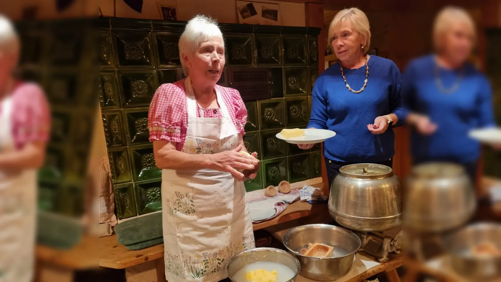 Emmi Helm und Marianne Gmeiner (von links) beim Ausbuttern in der Wagenremise in Hatzenreuth.  (Bild: Nicole Zeus)