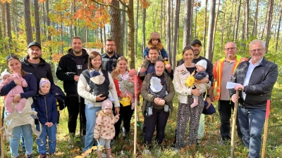 Die Stadt Schwandorf hat im Rahmen der „Baumpflanzaktion” junge Familien zusammengebracht. Für Schwandorfer Neugeborene werden 62 neue Bäume gepflanzt. (Bild: Andreas Hofmeister)