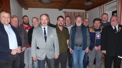 Bild: Vorsitzender Bernhard Kammerer (vorne) mit seiner Vorstandschaft, die wieder- und neu gewählt wurde mit BSB-Kreisvorsitzenden Richard Berger (rechts), Bürgermeister Anton Kappl (links) und Kreisreservistenbetreuer Brian Berger (Dritter von links) <br> (Bild: Sieglinde Schärtl)