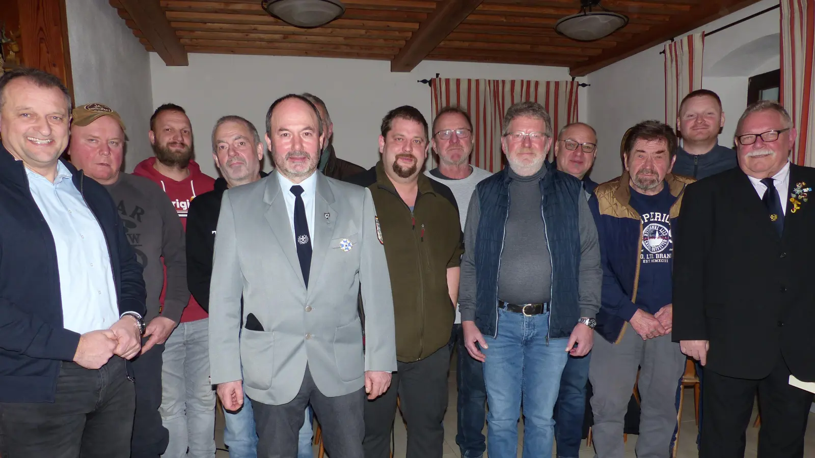 Bild: Vorsitzender Bernhard Kammerer (vorne) mit seiner Vorstandschaft, die wieder- und neu gewählt wurde mit BSB-Kreisvorsitzenden Richard Berger (rechts), Bürgermeister Anton Kappl (links) und Kreisreservistenbetreuer Brian Berger (Dritter von links) <br> (Bild: Sieglinde Schärtl)