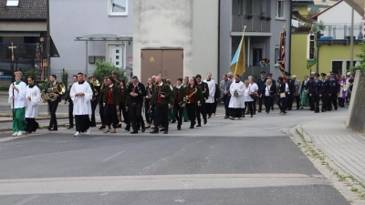 Der Kirchenzug zum Riedener Pfarrfest auf dem Weg zur Zwischenstation am Riedener Friedhof. (Bild: Michael Rabenhofer)