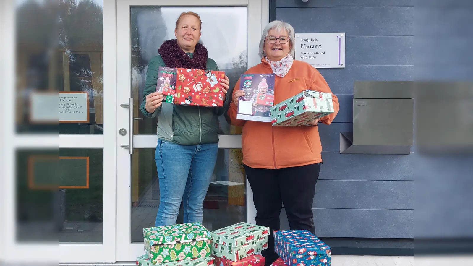 Katrin Feil und Dagmar Franz vor der Sammelstelle im Evang. Pfarramt TIrschenreuth (Bild: Dagmar Franz)