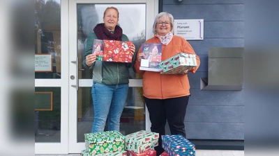 Katrin Feil und Dagmar Franz vor der Sammelstelle im Evang. Pfarramt TIrschenreuth (Bild: Dagmar Franz)